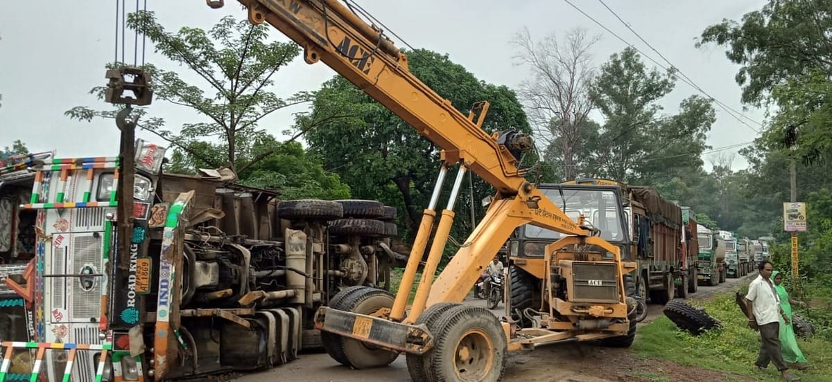 two truck collision to each other on mirzapur sonbhadra road in madihan mirzapur