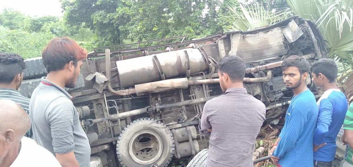truck overturn on house daughter died mother injured lucknow ballia highway juanpur