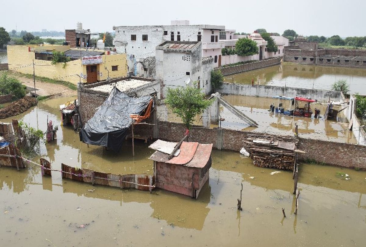 danger of flood in mathura yamuna water reach in kalindi vihar colony