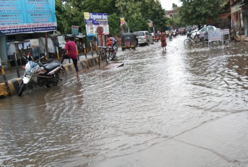 Nine deaths because of rain in Awadh.