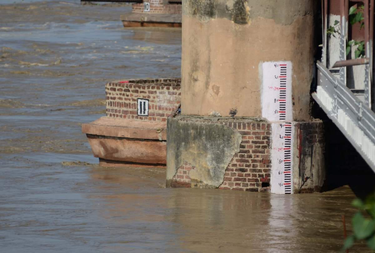 delhi yamuna river cross 206 meter in day anytime may cross 207 meter 23000 evacuated safely updates