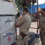 पेट्रोल पंप को सील करते पुलिस अधिकारी