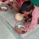 नमक से रोटी खा रहे स्कूल के बच्चे।