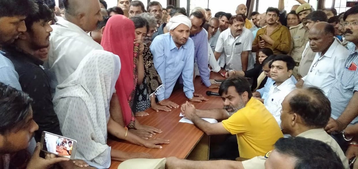 Demonstration done in Raniganj tehsil by keeping the body of the advocate
