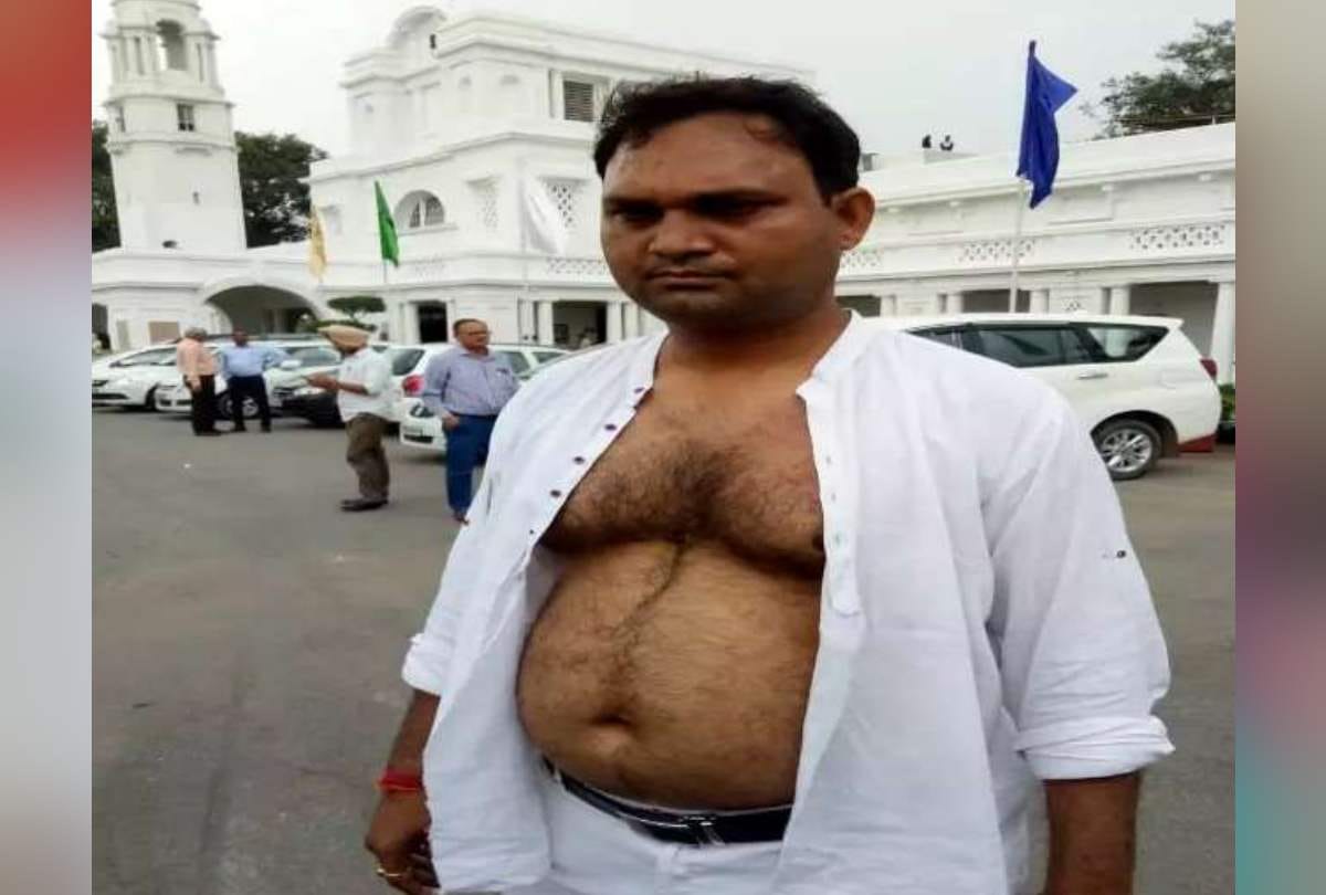 ravidas temple demolition case aap mla ajay dutt tore shirt in delhi assembly