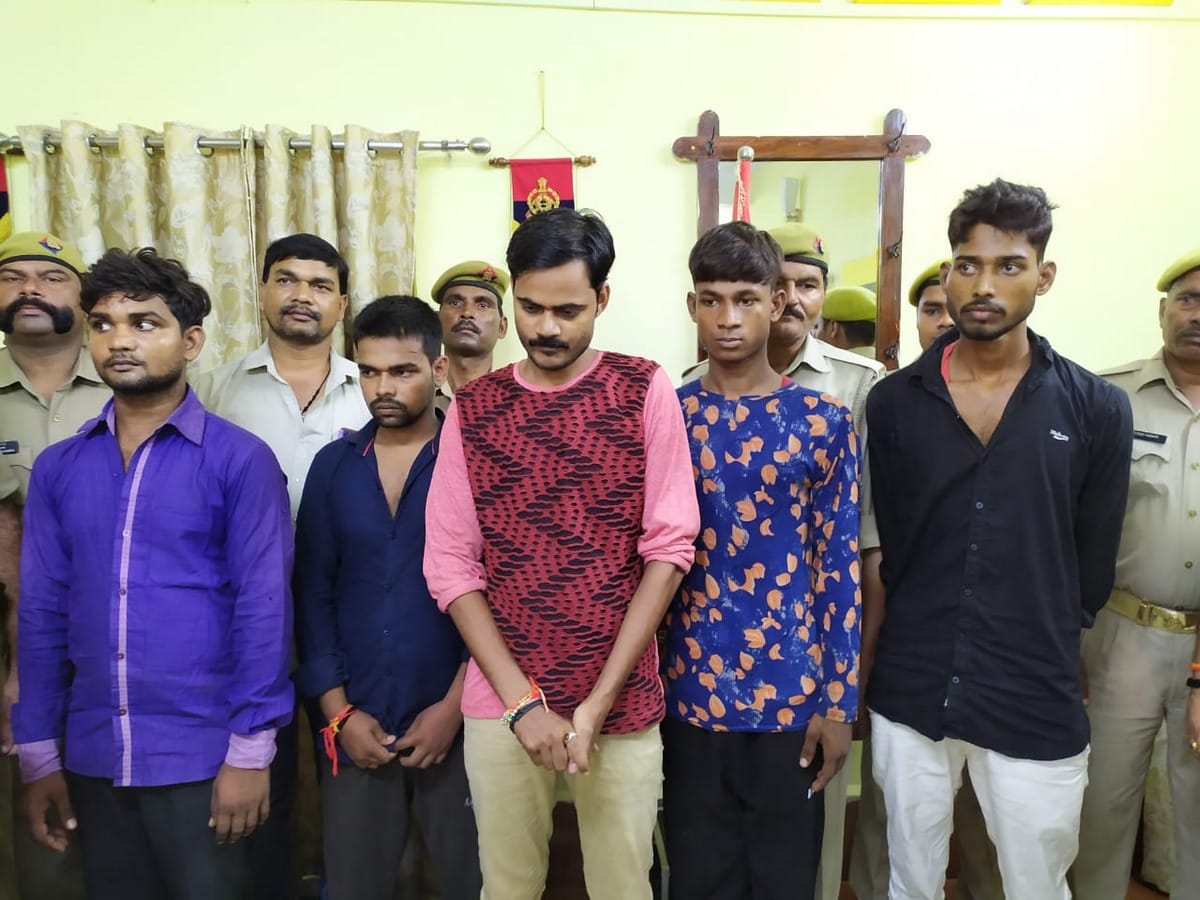 police arrested of bhojpuri cinema singer in loot theft case in chandauli
