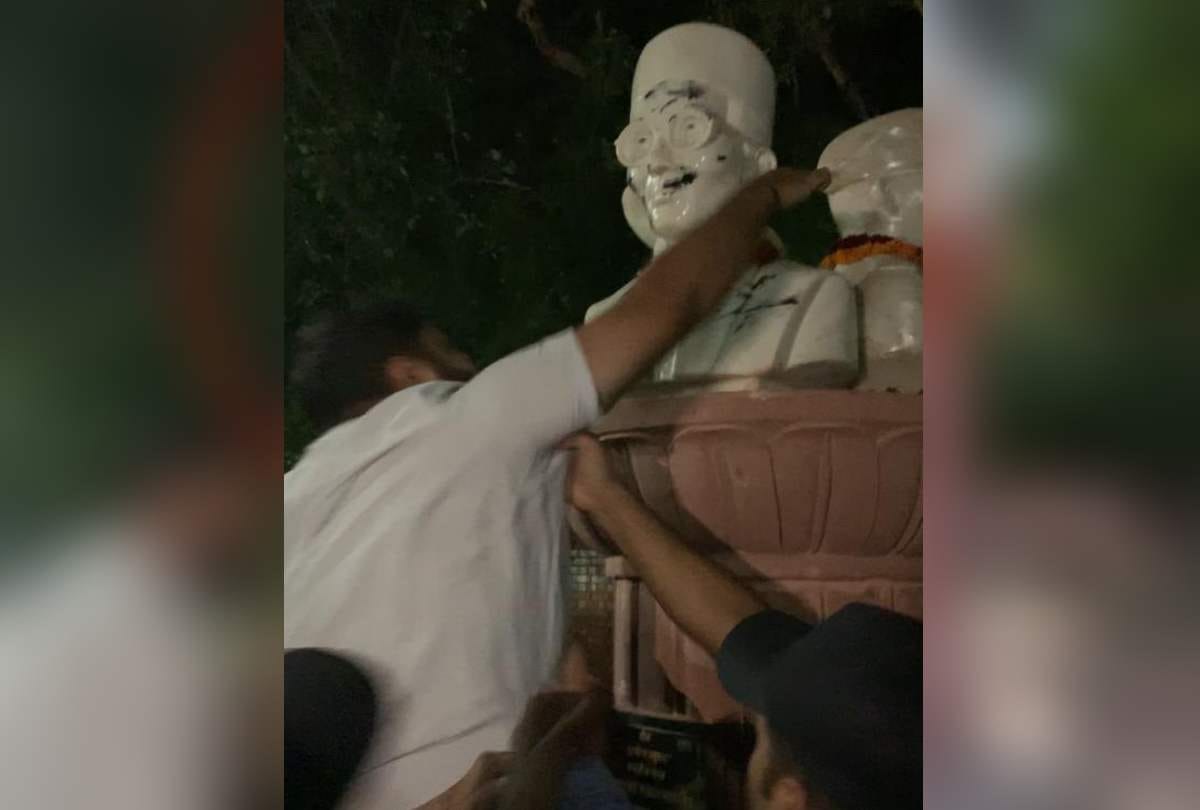 delhi university savarkar idol establish next night nsui paint it black garland shoes full update