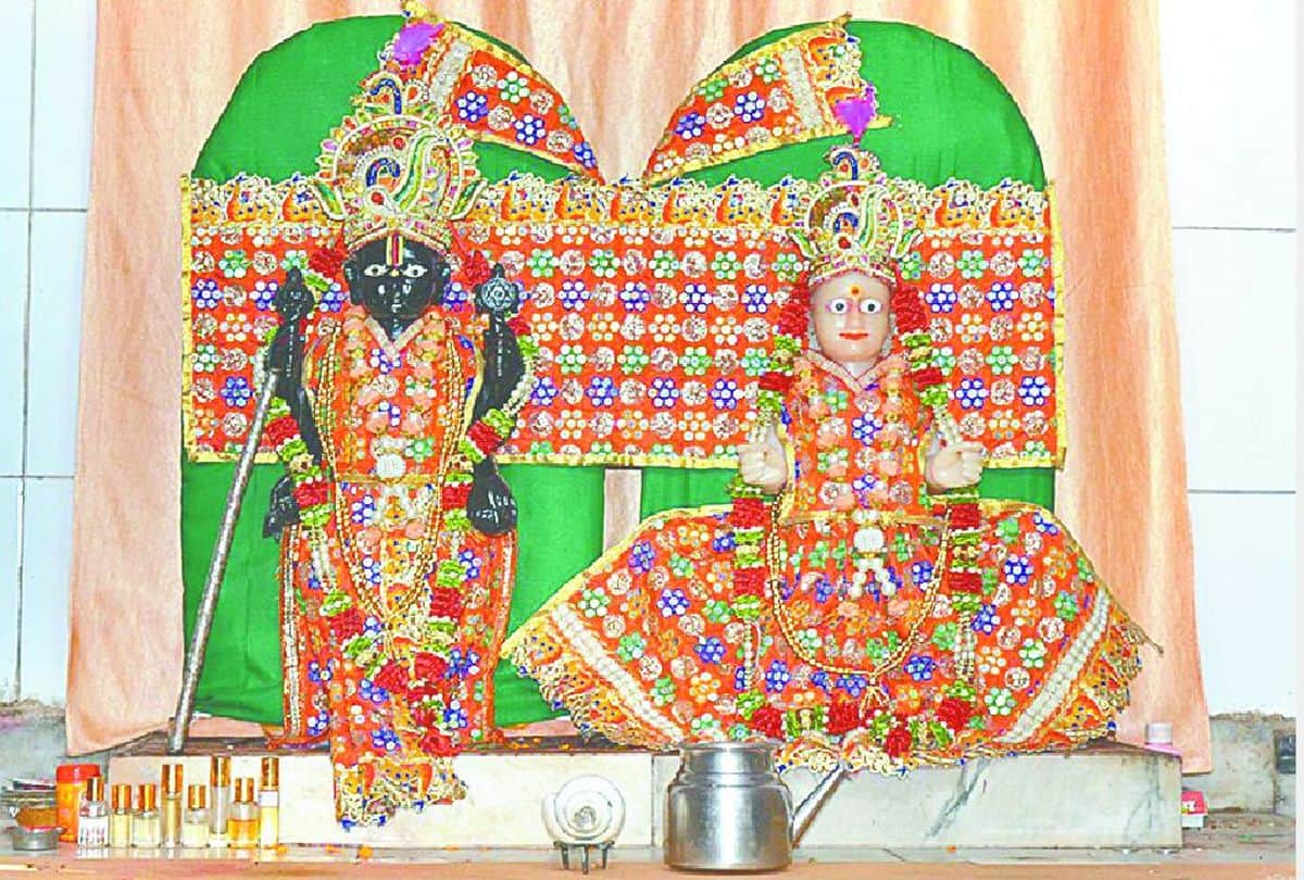 Makar sankranti Devotess Pray in Banke Bihari Mandir Vrindavan