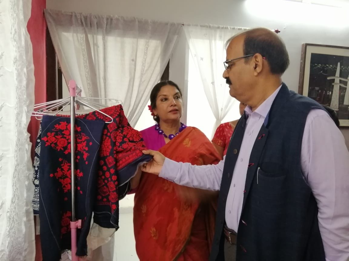 DM reaches Mejwa, praised Chikankari work