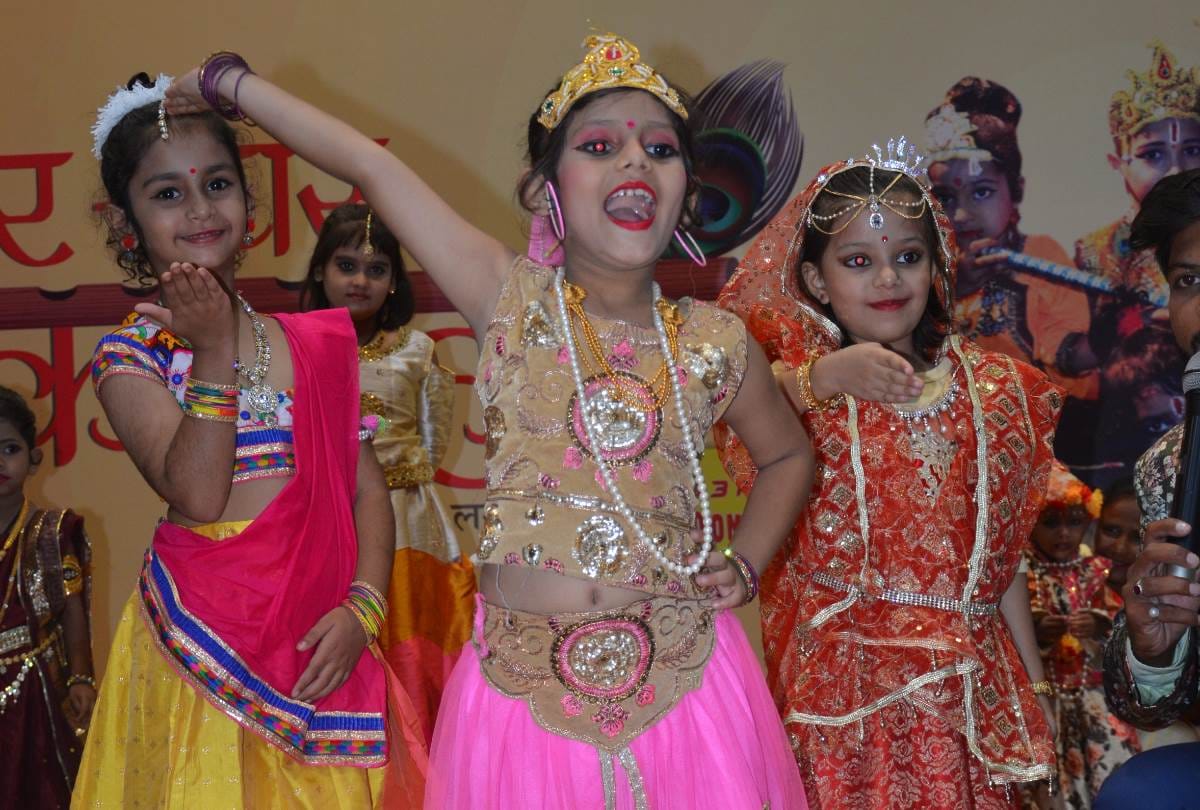 radha give competition to kanha by walking on ramp