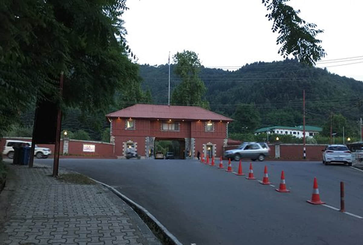 VIP road Gupkar abdullah and mehbooba mufti's home in srinagar, kashmir politics latest news