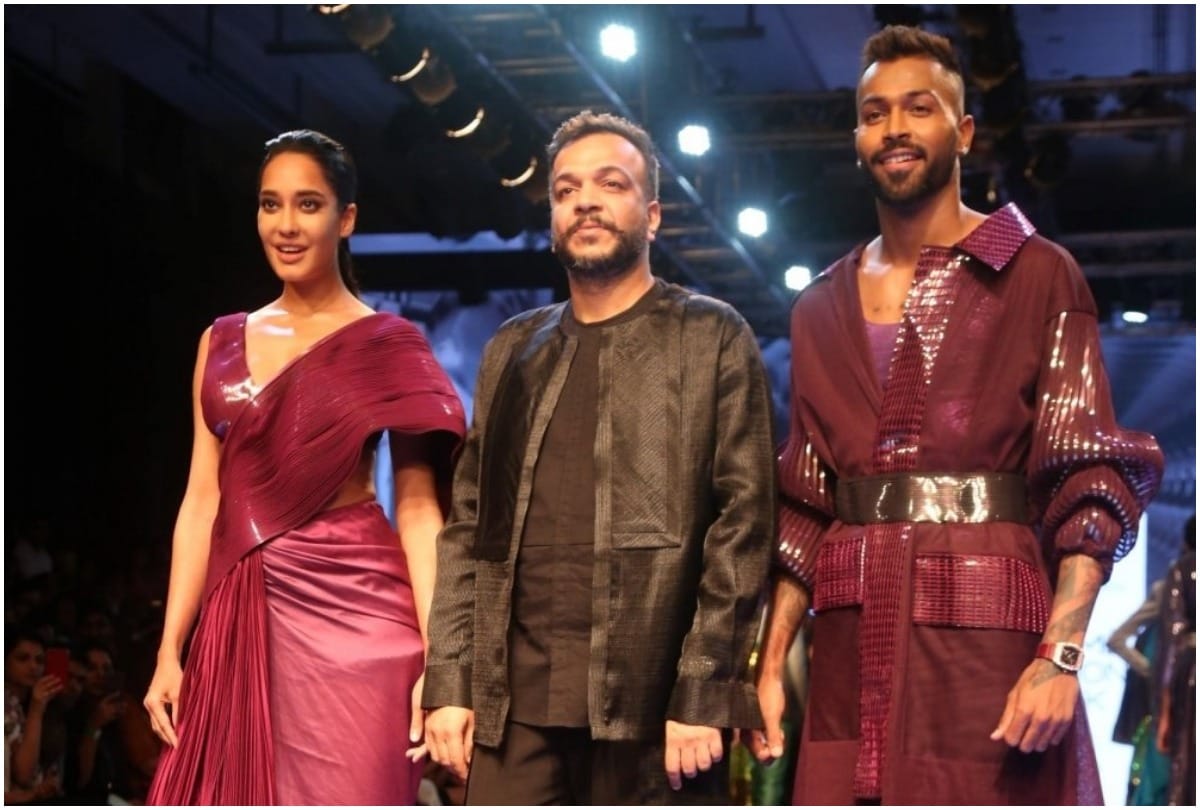 Indian Cricketer Hardik Pandya walked at ramp in fashion show with actress lisa haydon