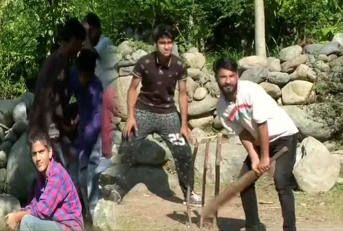 Locals in TRAL play cricket, jammu kashmir latest news,  jammu kashmir latest visuals