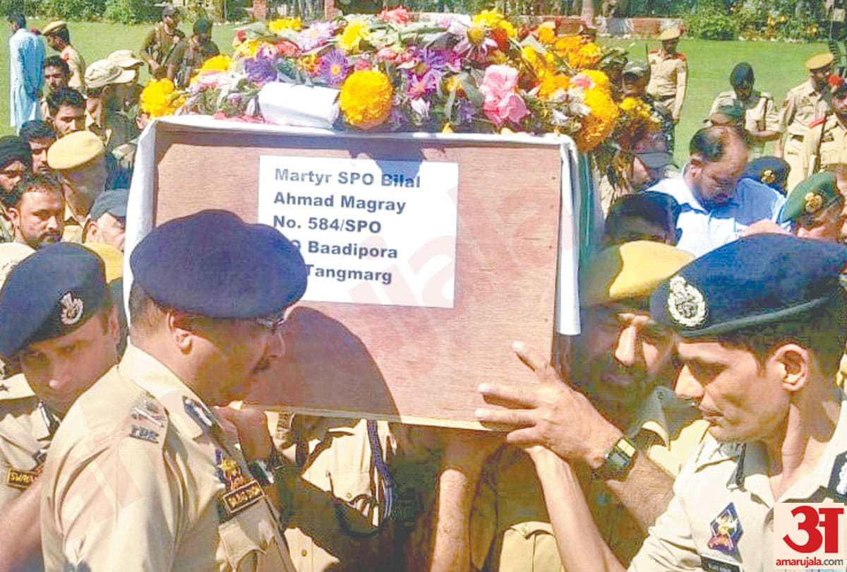 martyred spo in baramulla jammu kashmir encounter photos, dgp dilbagh singh pays tribute to jawan