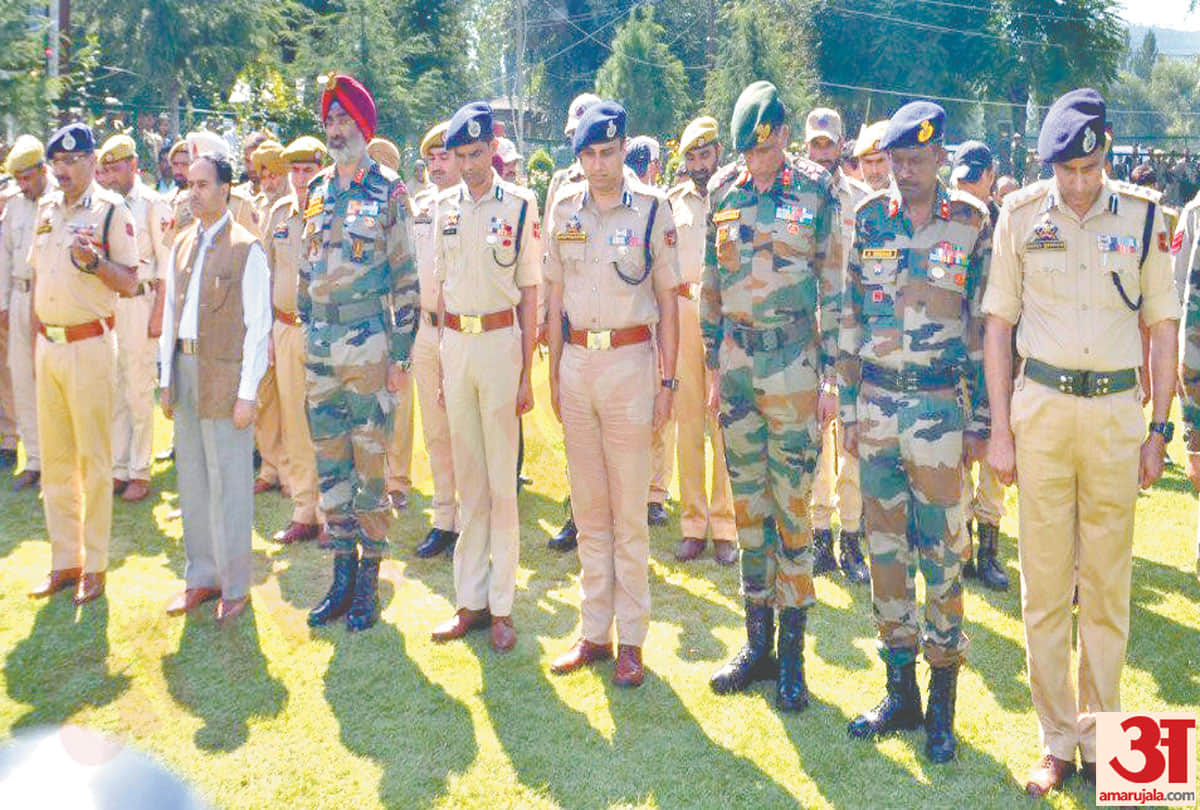 martyred spo in baramulla jammu kashmir encounter photos, dgp dilbagh singh pays tribute to jawan