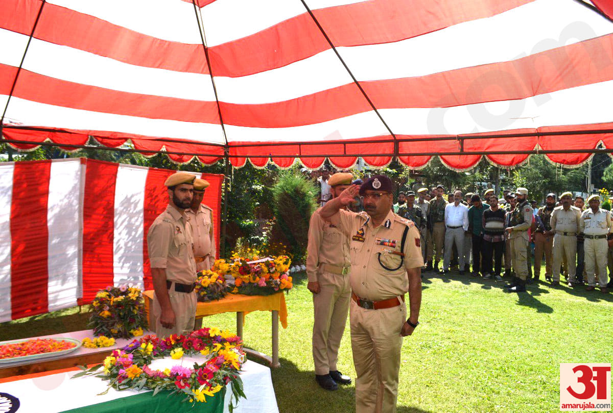 martyred spo in baramulla jammu kashmir encounter photos, dgp dilbagh singh pays tribute to jawan
