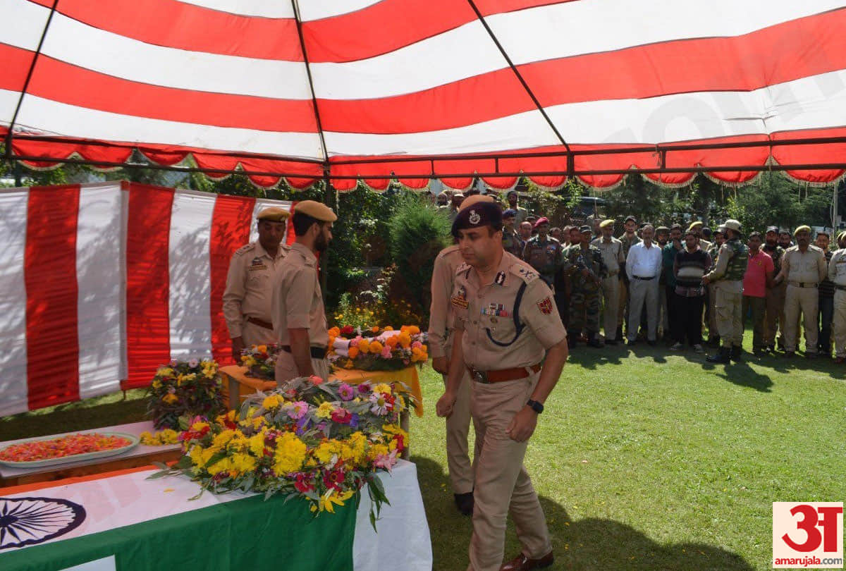martyred spo in baramulla jammu kashmir encounter photos, dgp dilbagh singh pays tribute to jawan