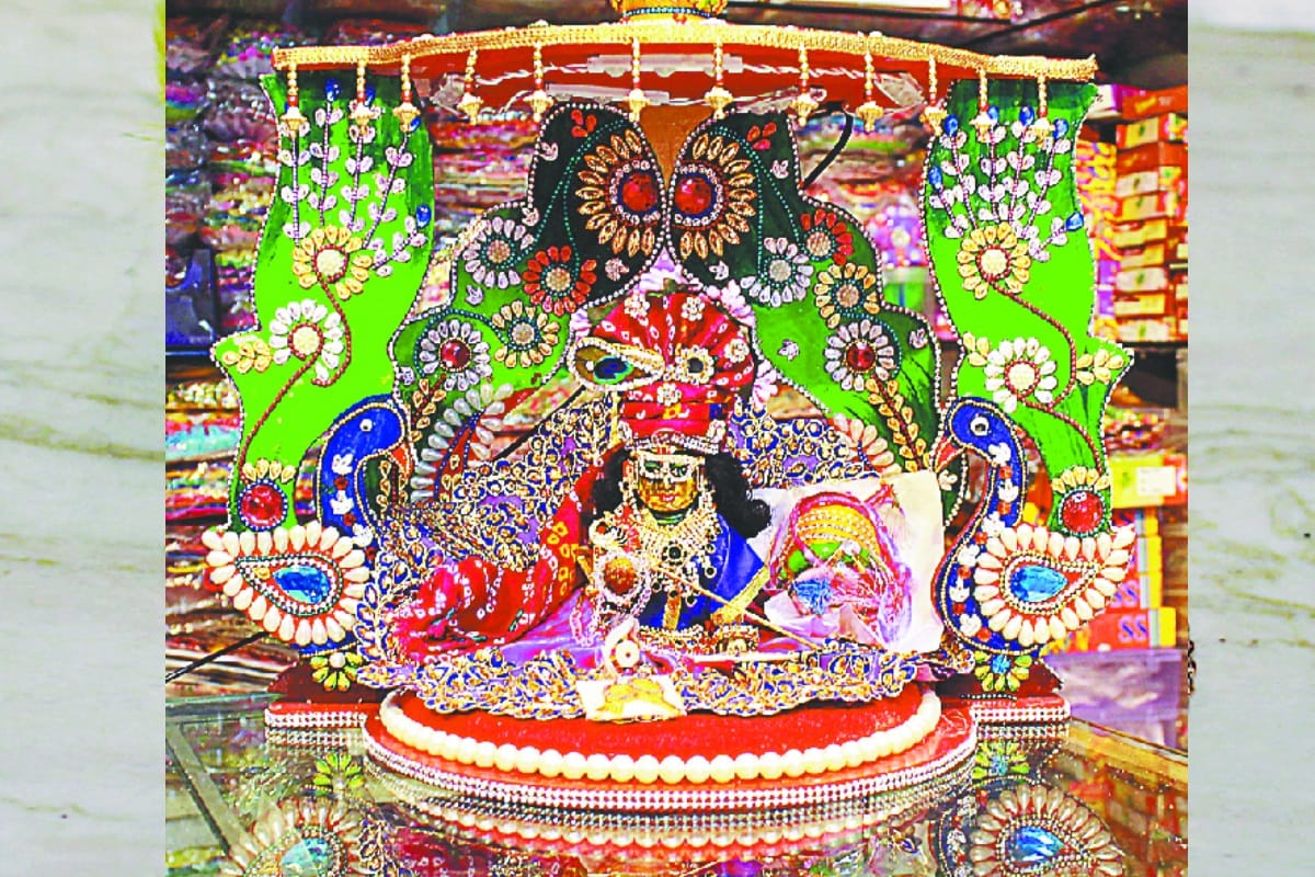 Jammu and Kashmir: Temple dressed like a bride on Janmashtami, Kanha will be seen under Kovid SOP