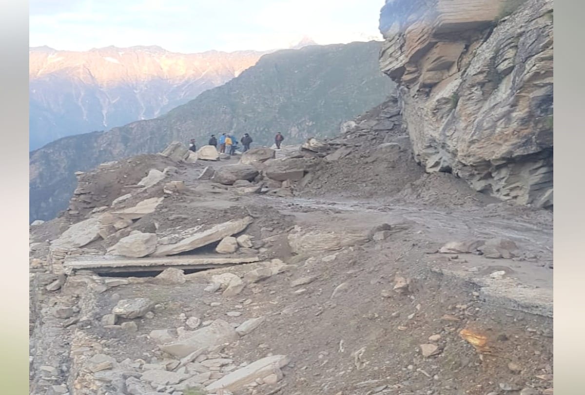 800 vehicle stuck on manali leh road and 588 roads suspended due to landslide himachal