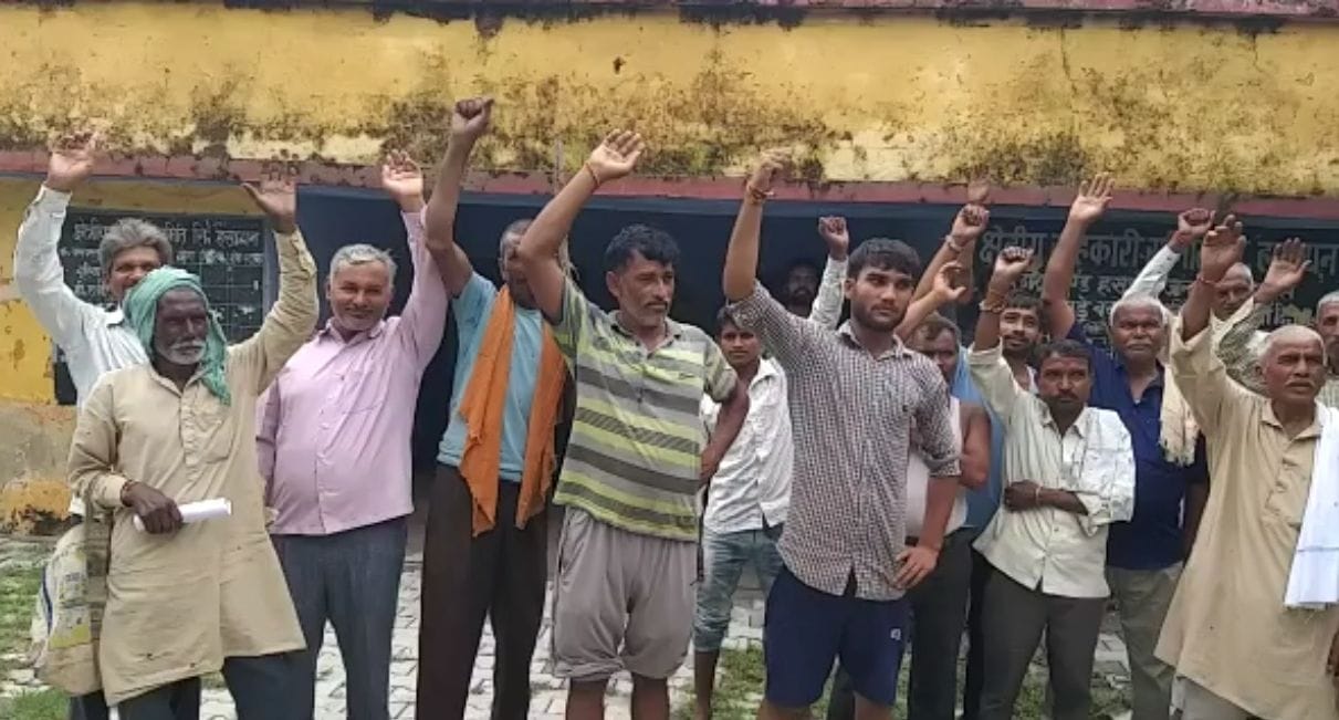 farmer protest for fertilizer