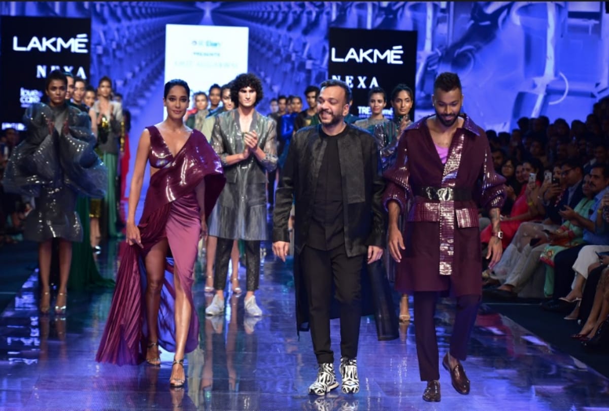 Indian Cricketer Hardik Pandya walked at ramp in fashion show with actress lisa haydon
