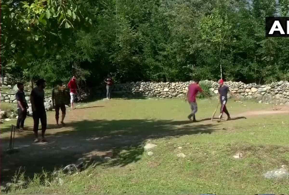 Locals in TRAL play cricket, jammu kashmir latest news,  jammu kashmir latest visuals