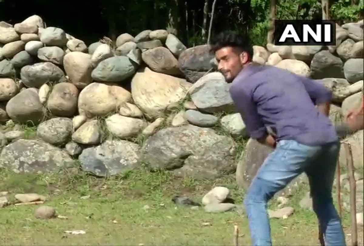 Locals in TRAL play cricket, jammu kashmir latest news,  jammu kashmir latest visuals