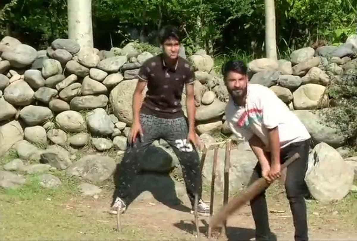Locals in TRAL play cricket, jammu kashmir latest news,  jammu kashmir latest visuals