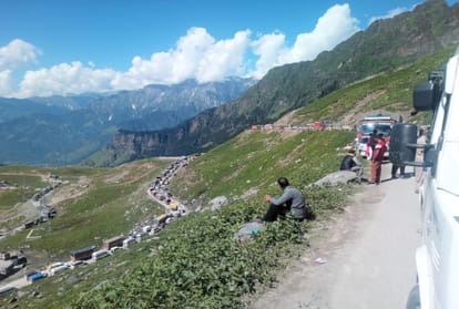 800 vehicle stuck on manali leh road and 588 roads suspended due to landslide himachal