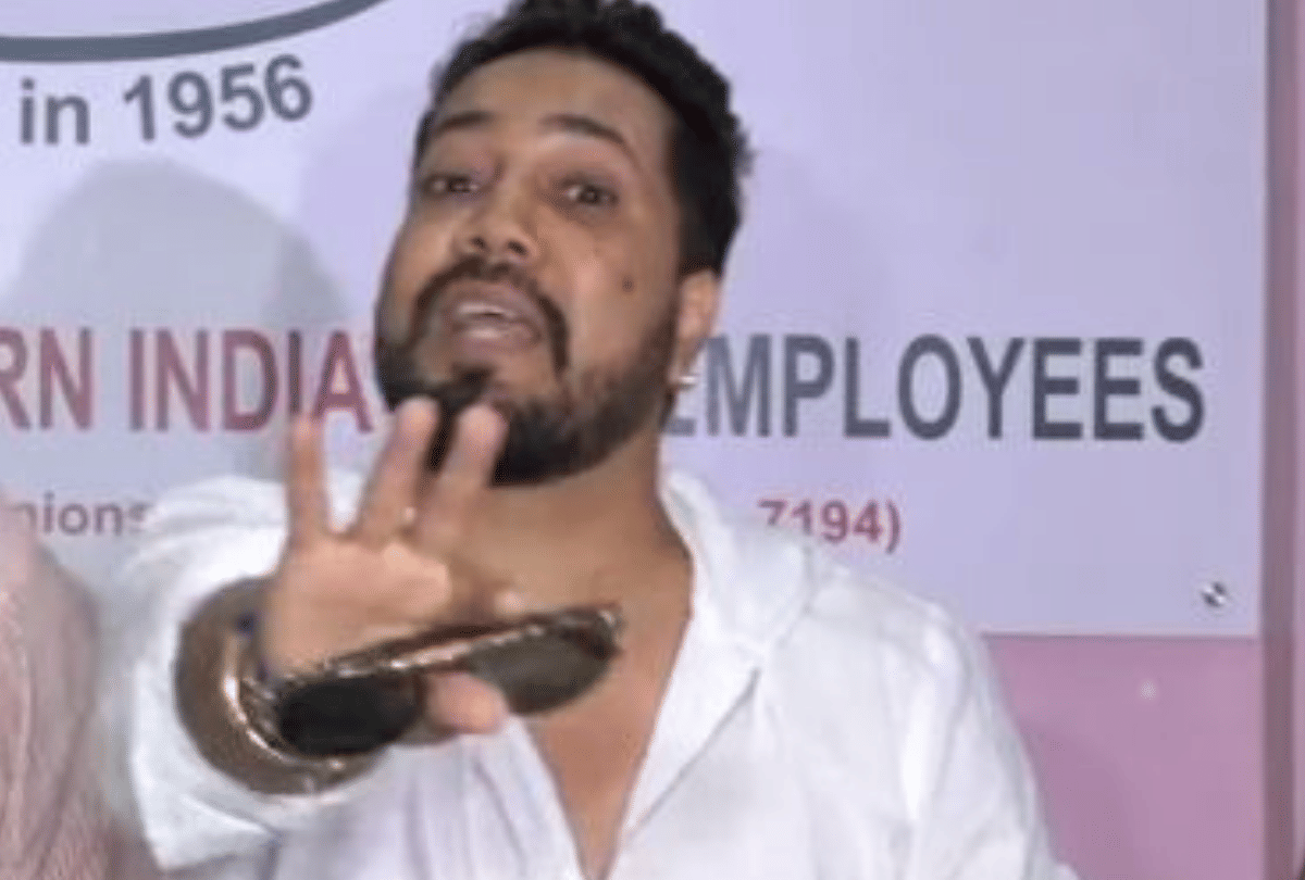 Mika Singh Leaves Press Conference and say sorry on pakistan performance