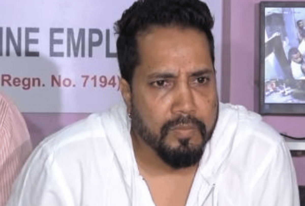 Mika Singh Leaves Press Conference and say sorry on pakistan performance