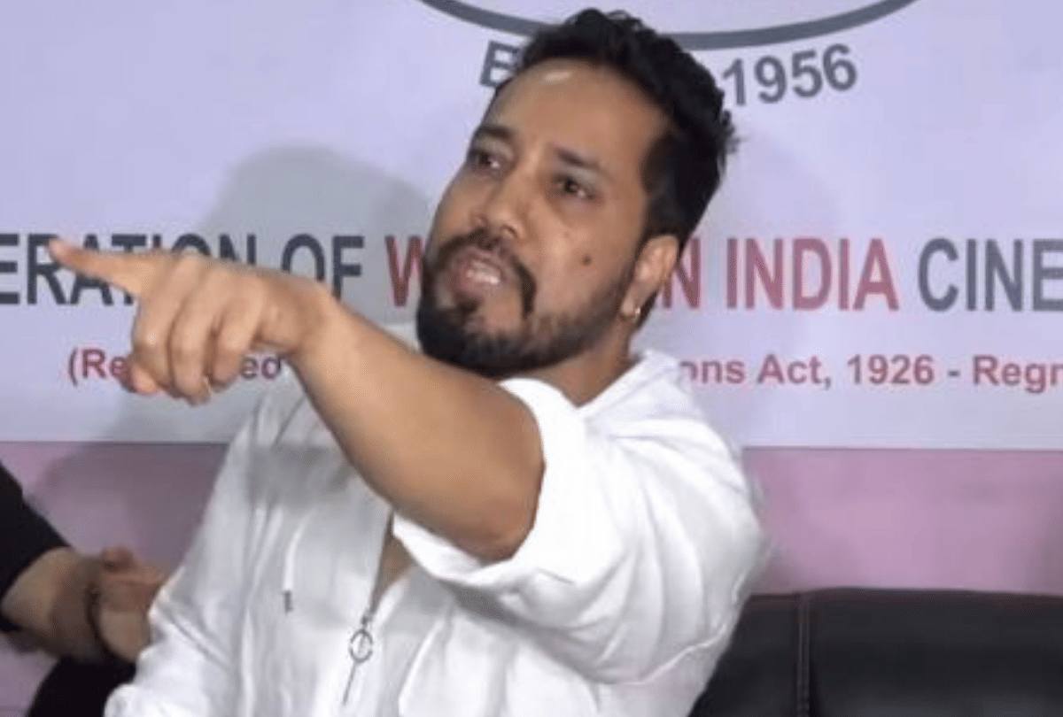 Mika Singh Leaves Press Conference and say sorry on pakistan performance