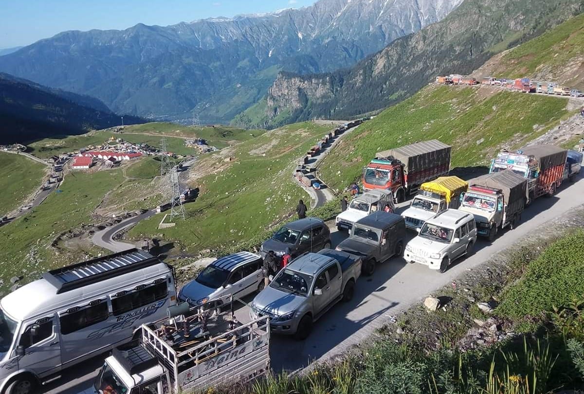 Landslide on Manali Leh Road hundreds of Vehicles and passengers Stuck Kullu Himachal Pradesh