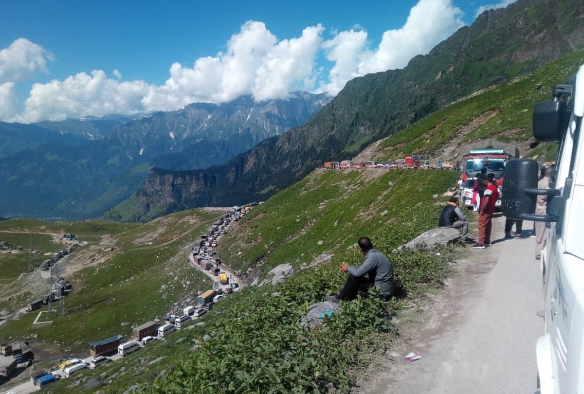 Landslide on Manali Leh Road hundreds of Vehicles and passengers Stuck Kullu Himachal Pradesh