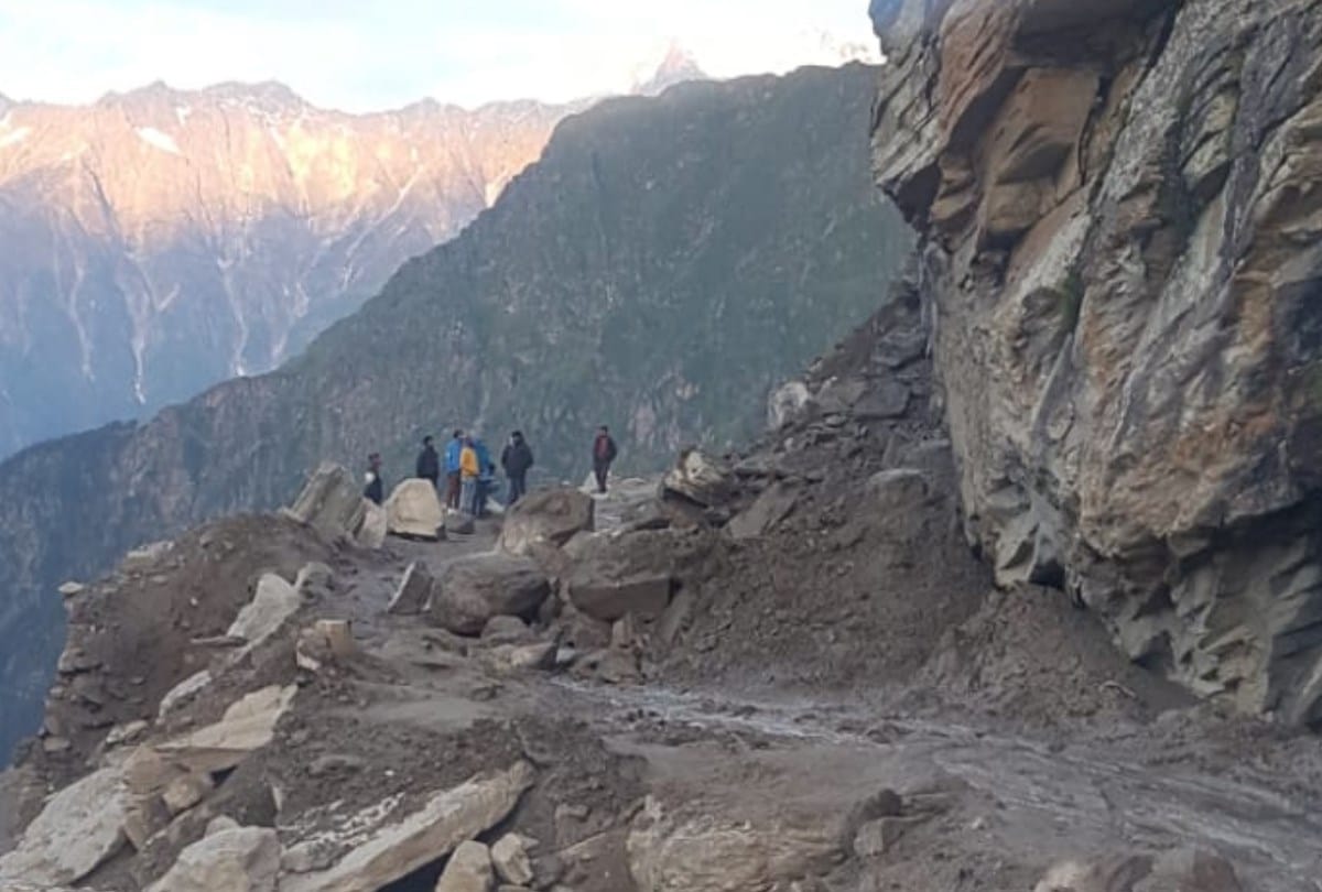 Landslide on Manali Leh Road hundreds of Vehicles and passengers Stuck Kullu Himachal Pradesh
