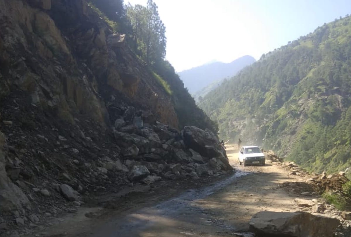 Landslide on Manali Leh Road hundreds of Vehicles and passengers Stuck Kullu Himachal Pradesh
