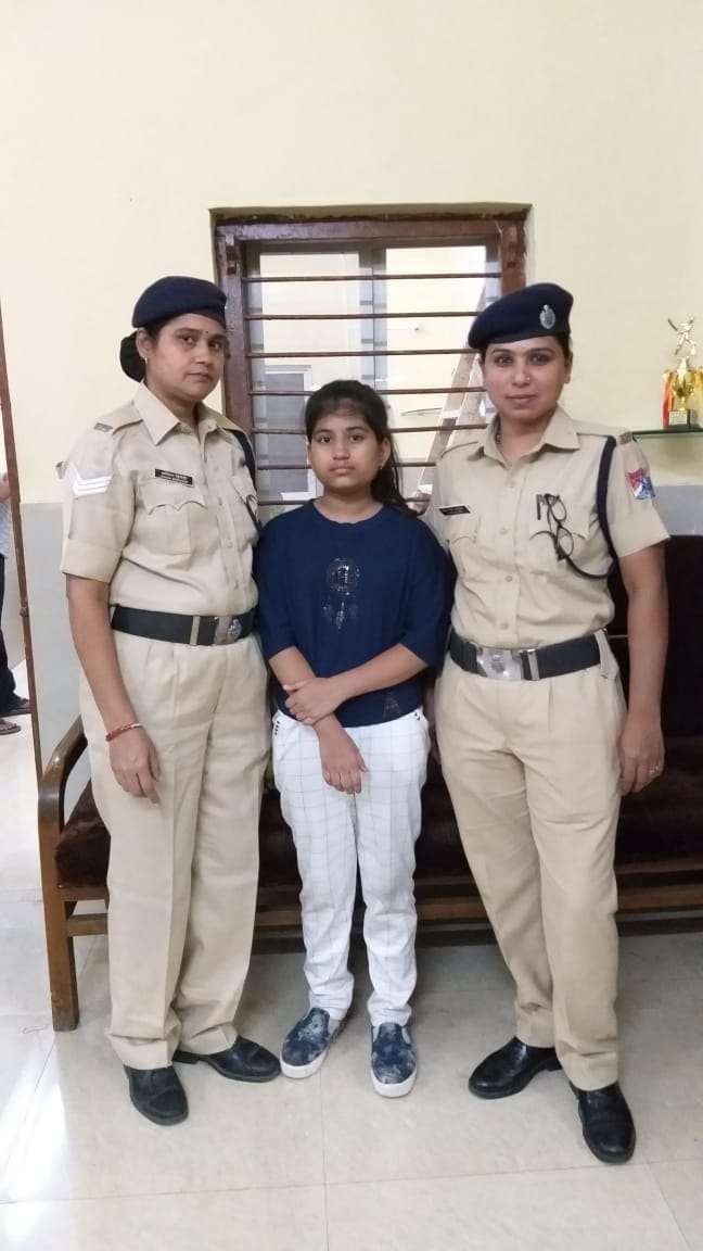 Student got coaching in Mumbai train