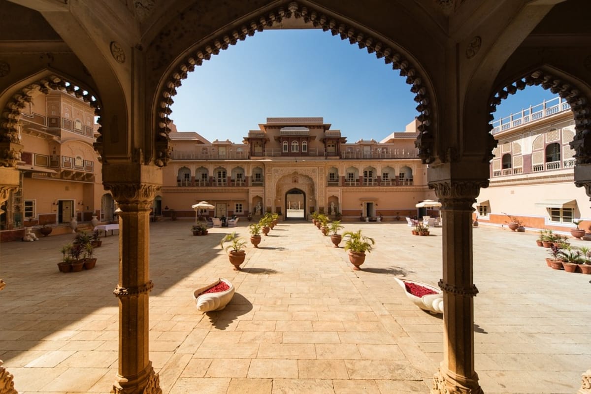 visit 3 historical cities of India during irctc golden triangle 7 days package
