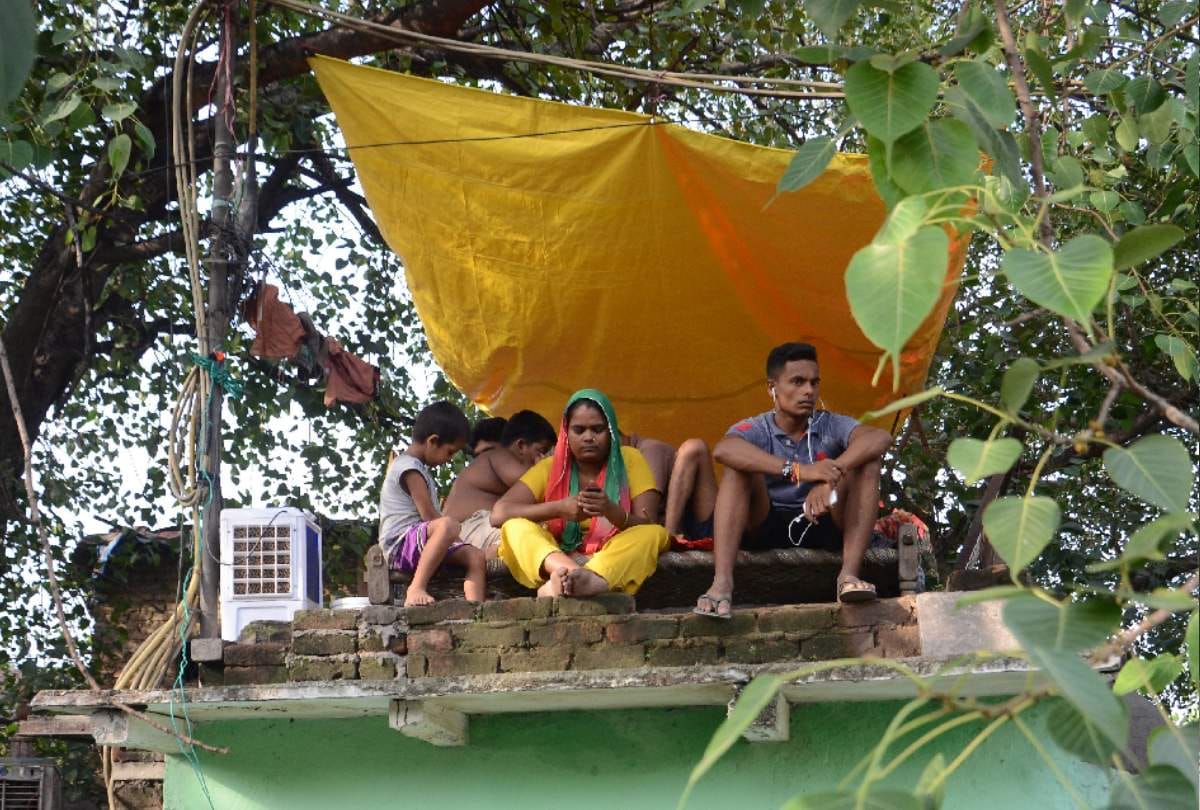 flood in delhi yamuna river pregnant lady climb tree save life for whole night with family rescued