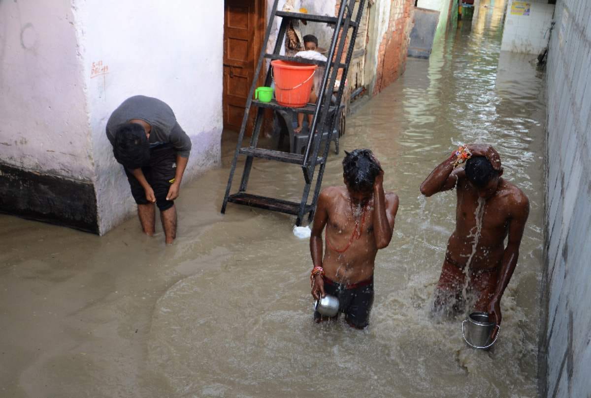 flood in delhi yamuna river pregnant lady climb tree save life for whole night with family rescued