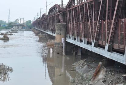 Yamuna Flood: दिल्ली में फिर उफनाने लगी यमुना, कल तक खतरे के निशान को पार कर सकता है जल स्तर Yamuna s water level started increasing in Delhi may cross danger mark