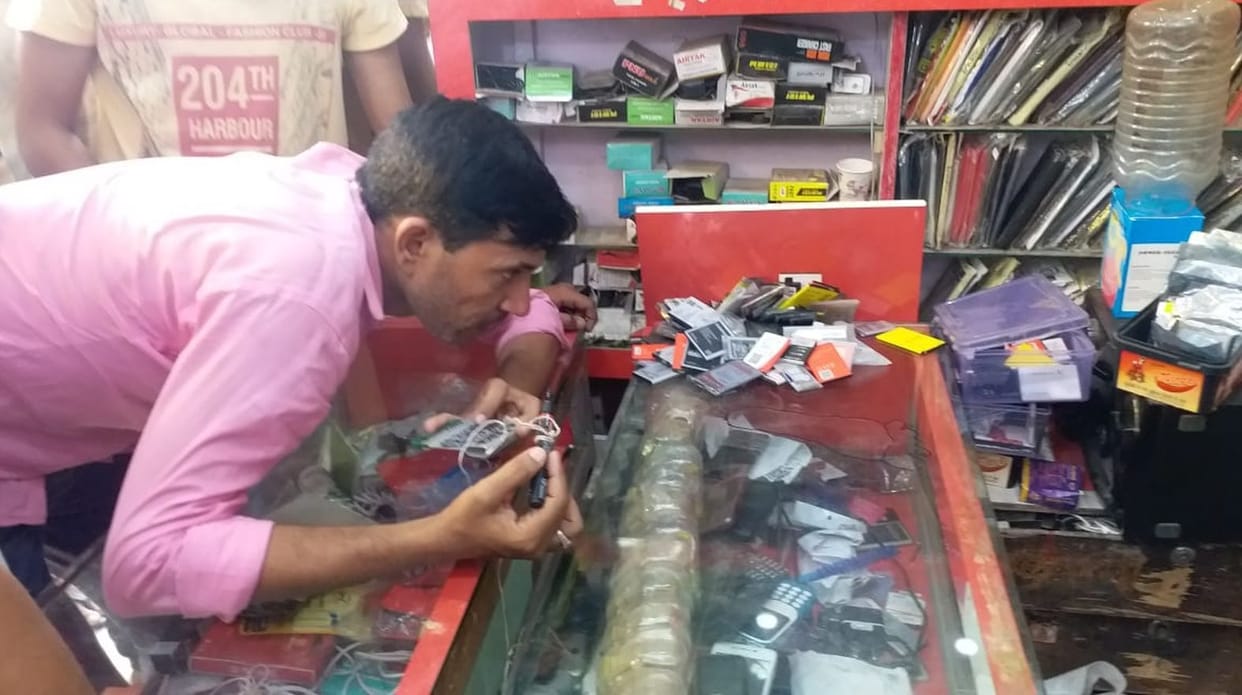 Three lakh stolen from a mobile shop