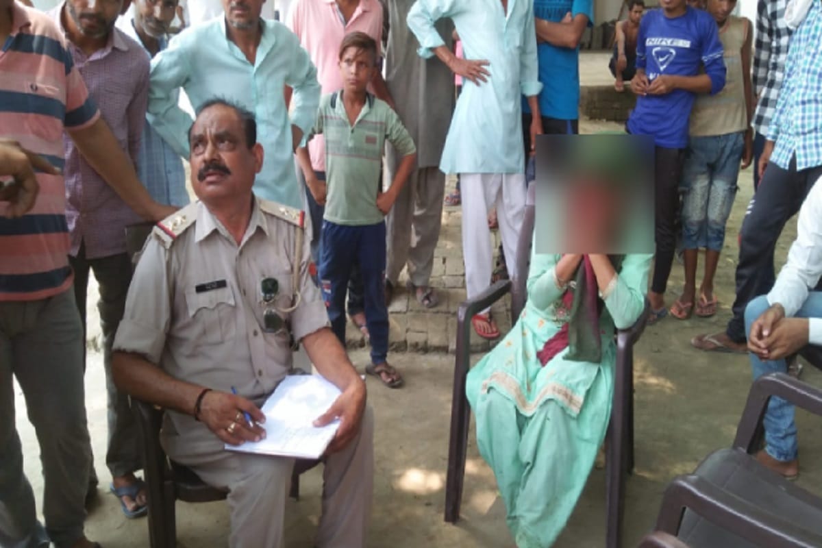The villagers beaten of a girl on suspicion of child theft in Baghpat of Uttar Pradesh