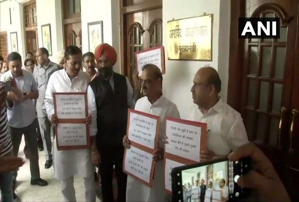 BJP Akali MLA protest outside CM Kejriwals office