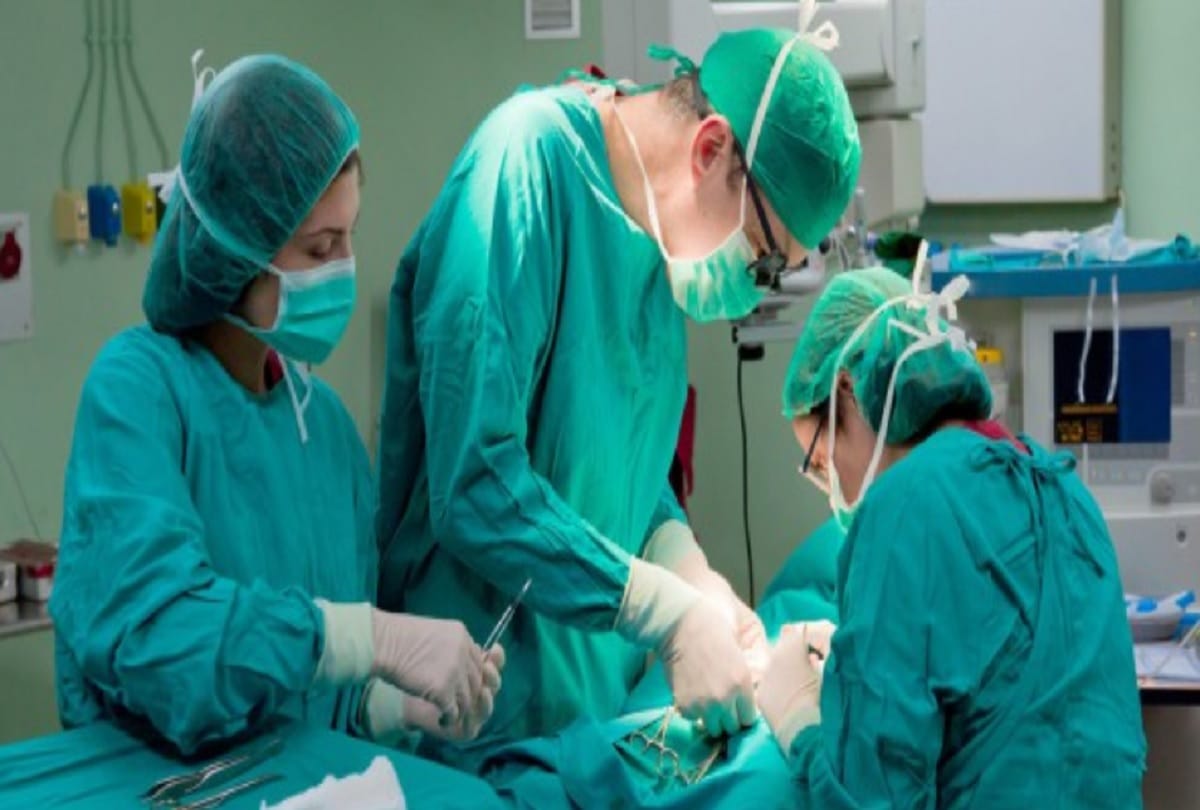 Why Doctors Wear Green Or Blue Clothes During Operation