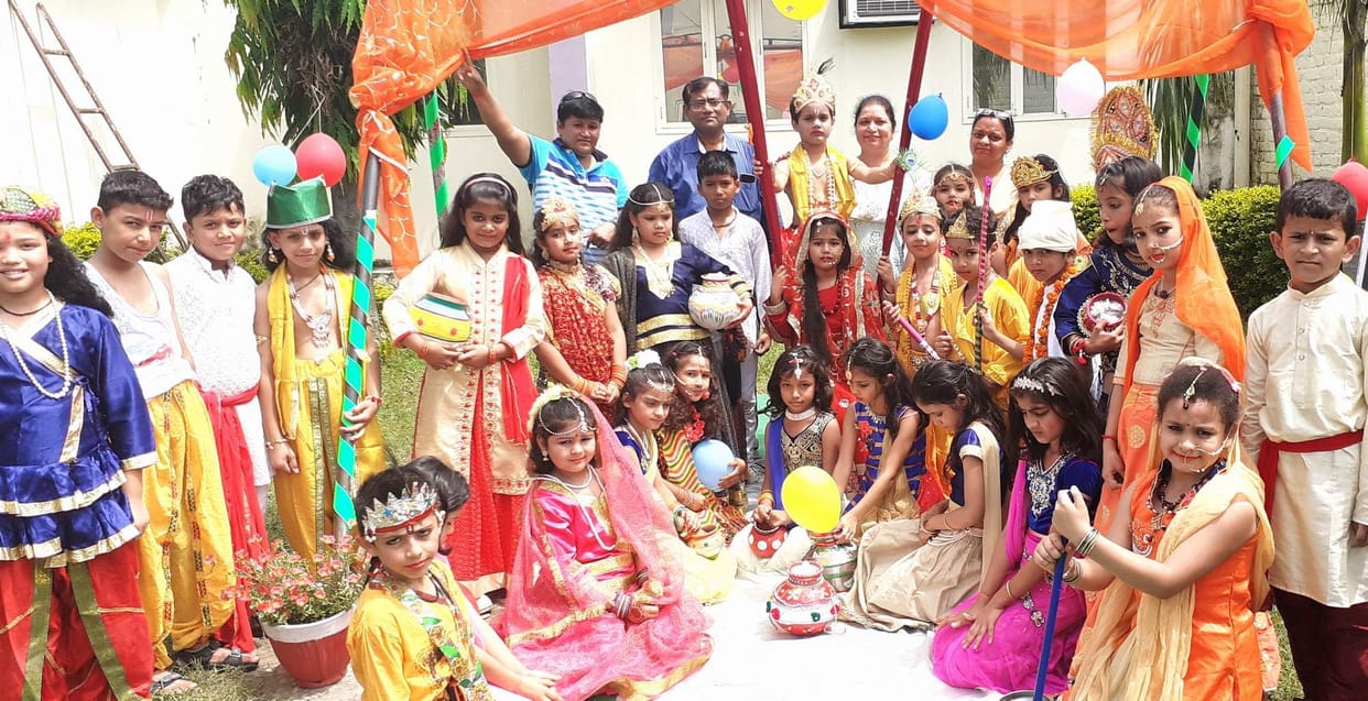 Elephant Horse Palki, Jai Kanhaiya Lal Ki' echoed out