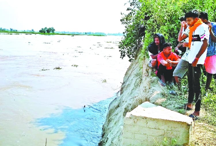 BSF Bunkers Affected By Flood Water Who Coming From Pakistan