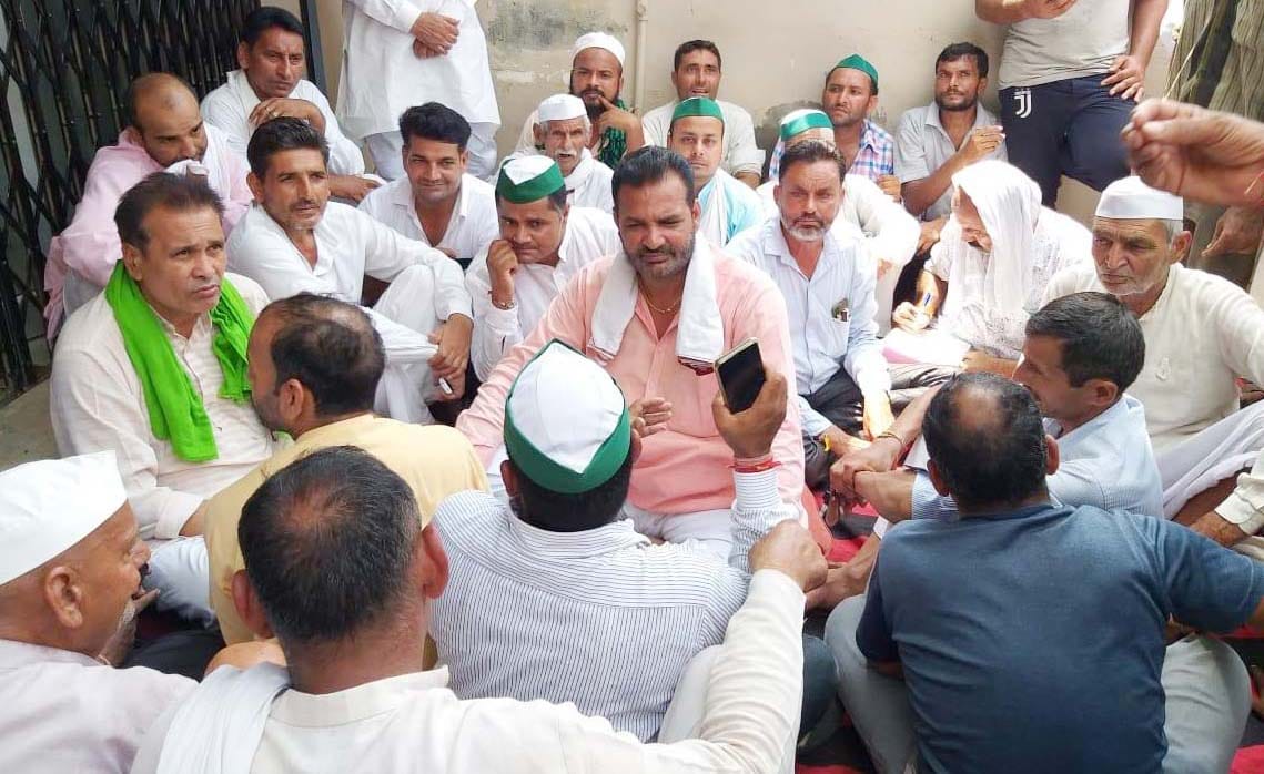 dharna on bank by bku, employees locked