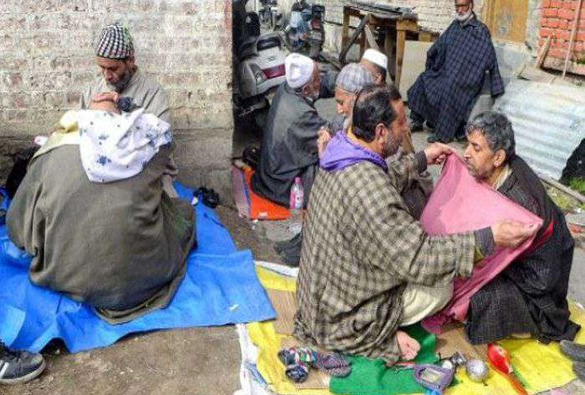 Locals Offering Haircut, Shaving Make Fortune in Kashmir, Over 20,000 Shops Flee Valley
