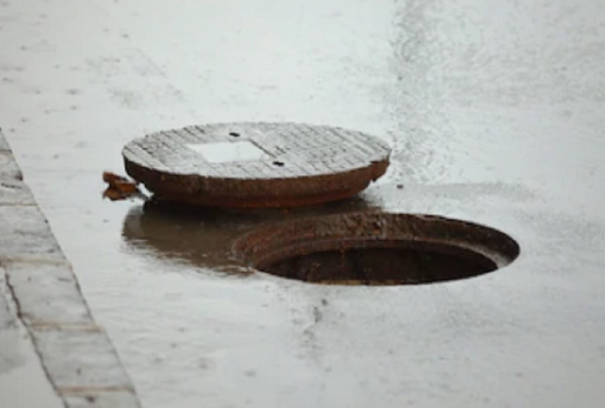 Mumbai Police Arrested Unique Thieves For Stealing Manhole Covers
